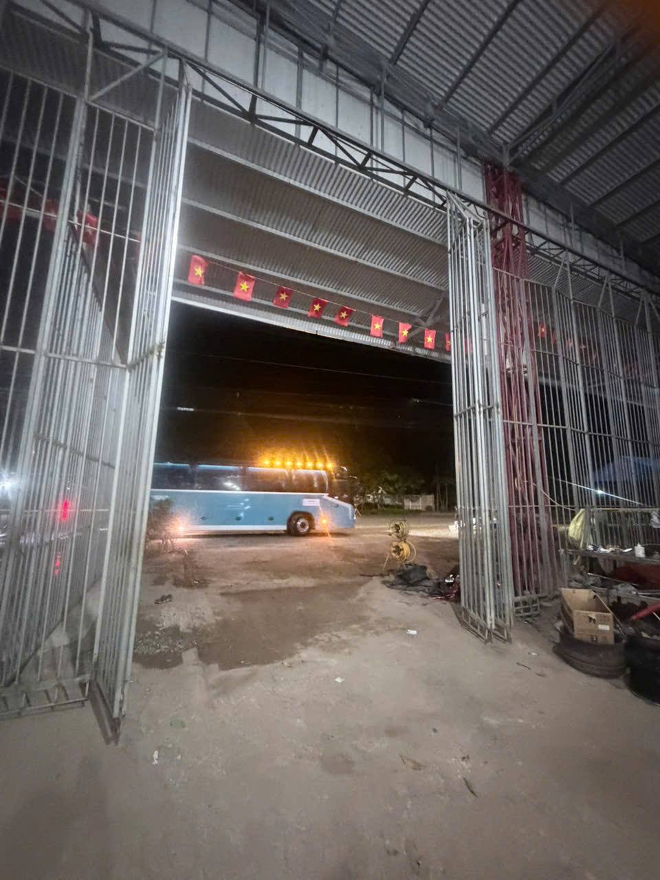 Xưởng lốp Duy Thanh Tire sáng đèn lúc nửa đêm ở Tây Ninh